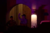 Bị bắt dọn phòng, bé trai bắn chết bà rồi tự sát