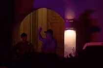 Bị bắt dọn phòng, bé trai bắn chết bà rồi tự sát