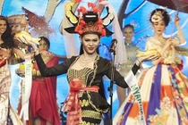 Video: Trang phục truyền thống cực “độc” tại Hoa hậu chuyển giới 2018