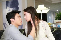 Đến nhà bạn trai chơi, tôi choáng váng khi thấy ảnh cưới bị vỡ trước sân