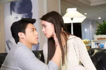 Đến nhà bạn trai chơi, tôi choáng váng khi thấy ảnh cưới bị vỡ trước sân