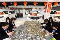 Video: Tích cóp nhiều năm, dùng 10 bao tiền xu mua siêu xe BMW