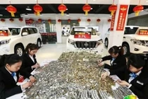 Video: Tích cóp nhiều năm, dùng 10 bao tiền xu mua siêu xe BMW