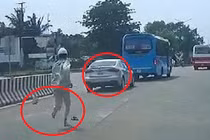 Video: Nhân viên chạy bộ truy đuổi ô tô trốn vé trạm BOT ở Nghệ An