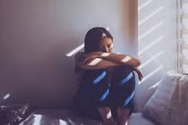 Em chồng tặng đôi bông tai khiến chị dâu rơi vào tủi nhục