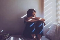 Em chồng tặng đôi bông tai khiến chị dâu rơi vào tủi nhục