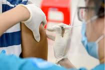 Tiêm mũi 1 xong bị COVID-19, lỡ tiêm mũi 2, sức khỏe có ảnh hưởng không?