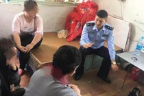 Đi xa nửa năm nghe tin vợ có thai, chồng tức tốc về nhà