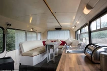 Video: Chiêm ngưỡng ngôi nhà "full option" tiện nghi trên xe buýt