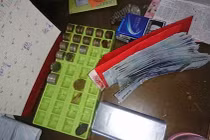 Đưa tiền thưởng tết cho vợ bị con trai nói một câu sửng sốt