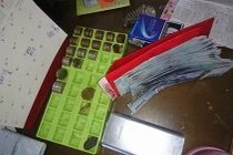 Đưa tiền thưởng tết cho vợ bị con trai nói một câu sửng sốt