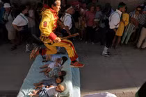 Kỳ lạ lễ rửa tội cho trẻ bằng cách nhảy qua người