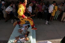 Kỳ lạ lễ rửa tội cho trẻ bằng cách nhảy qua người