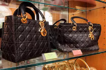 Mua hàng nhái giá cao: Thiếu hiểu biết hay đầu tư khôn ngoan?