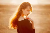 Đàn bà 40: Hãy đủ nhẫn tâm để buông bỏ 4 điều này