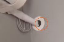 Thuê khách sạn thấy vật lạ trên ống thoát nước điều hòa