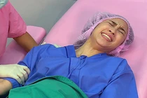 Chị dâu đang trong phòng sinh thì người phụ nữ đến khóc lóc 