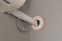 Thuê khách sạn thấy vật lạ trên ống thoát nước điều hòa