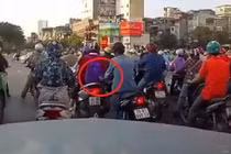 Video: "Soái ca" ô tô bóp còi cảnh báo cô gái bị móc túi