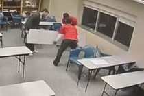 Video: 3 phạm nhân Mỹ phá cửa sổ thoát khỏi nhà giam