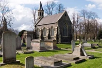 Bị bắt và bị phạt án treo vì giả làm ma trong nghĩa địa