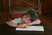 "Trời đánh tránh bữa ăn, thế mà cơn buồn ngủ lại ập tới"