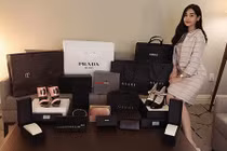 Lê Âu Ngân Anh chi tiền tỷ mua "cả núi" hàng hiệu về Việt Nam