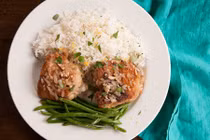 Video: Lạ miệng với món gà chiên kiểu Thái ăn kèm cơm