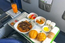 Bán suất ăn trên máy bay: Ngành kinh doanh thu hàng tỷ đồng/ngày