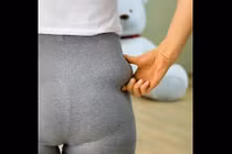 Video: Làm mất mỡ lồi lõm vì quần quá chật bằng tất rách