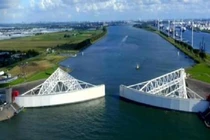 Đang dần bị chìm, quốc gia này vẫn kiếm bộn tiền từ lũ lụt