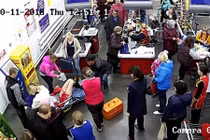 Đang đi siêu thị, người phụ nữ chuyển dạ và sinh con trong 11 phút