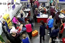 Đang đi siêu thị, người phụ nữ chuyển dạ và sinh con trong 11 phút