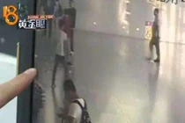 Thất tình, thanh niên TQ làm điều kỳ lạ giữa nhà ga