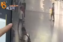 Thất tình, thanh niên TQ làm điều kỳ lạ giữa nhà ga