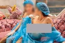 2 cô gái gây sốc khi mặc hớ hênh trong đồ bảo hộ y tế