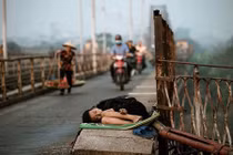 Xót xa hình ảnh bé trai nằm ngủ co quắp trên cầu Long Biên