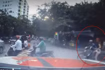 Phẫn nộ cô gái bị nam thanh niên thò tay sàm sỡ giữa đường