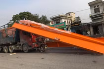 Video: Xe máy đi ngược chiều găm vào đầu container, ba mẹ con thoát chết