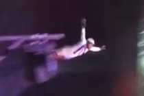 Video: Tai nạn kinh hoàng trong màn xiếc dùng người làm... đạn súng thần công