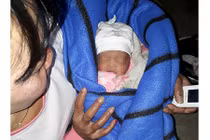 Bé sơ sinh còn nguyên dây rốn bị nhét vào hầm xí trong đêm