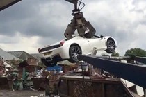 Video: Siêu xe tiền tỷ bị nghiền nát vì... thiếu giấy tờ