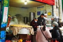 Suốt 50 năm chỉ bán 2 thứ, tiệm trong hẻm kiếm gần chục triệu/ngày