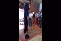 Phì cười clip chú rể toát mồ hôi vái lạy để rước dâu