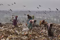 Núi rác khổng lồ đe dọa cuộc sống ở thủ đô ô nhiễm nhất thế giới