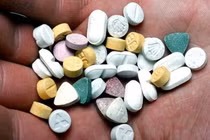 Video: Mua váy trên mạng, cặp vợ chồng nhận gói thuốc lắc nửa triệu USD