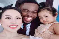 Lấy chồng châu Phi, tiểu thư Hà Nội đẹp mê mẩn khi mặc váy cưới