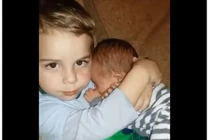 Video: Anh trai nựng em khiến hàng ngàn bà mẹ tan chảy