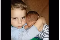 Video: Anh trai nựng em khiến hàng ngàn bà mẹ tan chảy