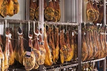 Mệnh danh "ngon nhất thế giới", đùi heo muối đổ chợ Tết rẻ chưa từng có